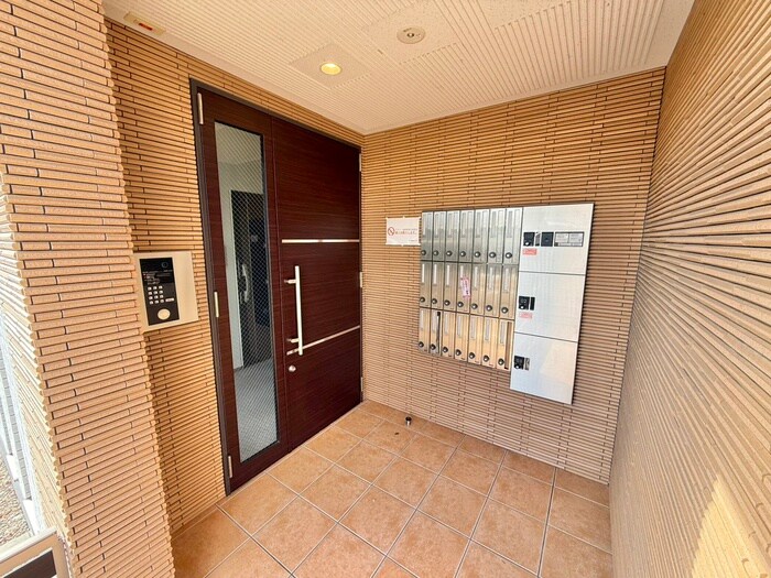 物件外観写真3　(エントランス部分)