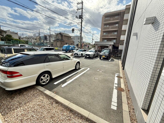 物件外観写真4　(駐車場)