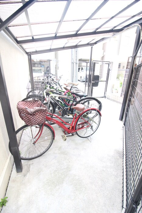 物件外観写真4　(駐輪場)