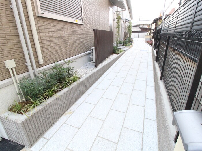 物件外観写真2　(エントランス部分)