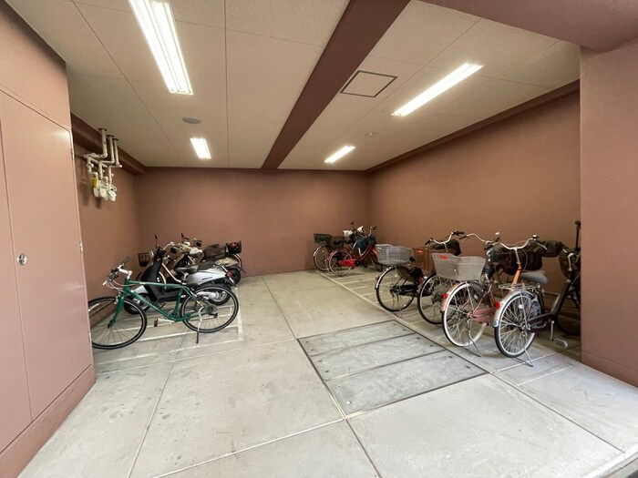 物件外観写真4　(駐輪場)