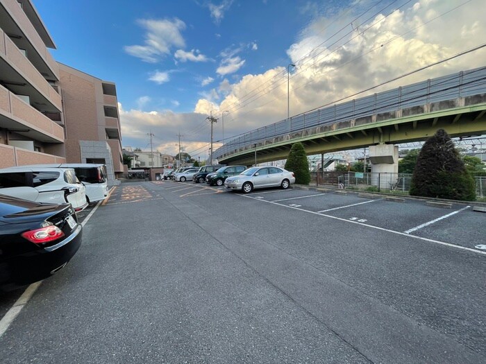 物件外観写真4　(駐車場)