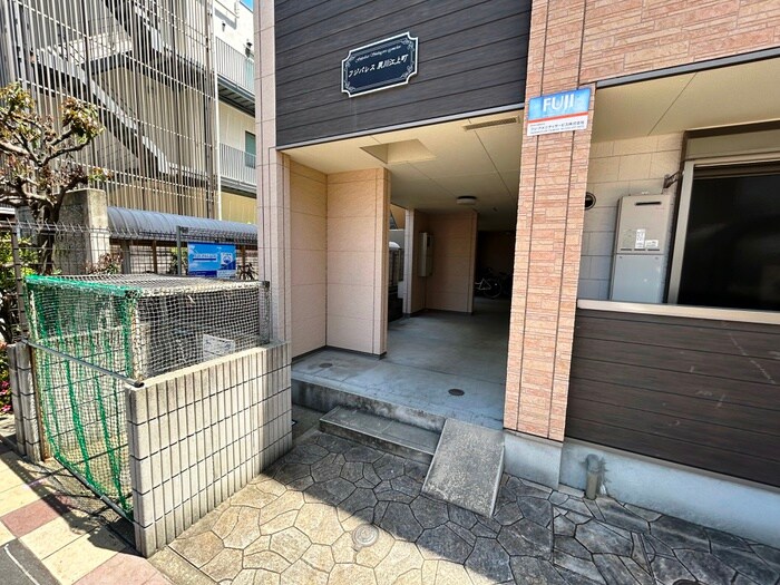 物件外観写真2　(エントランス部分)