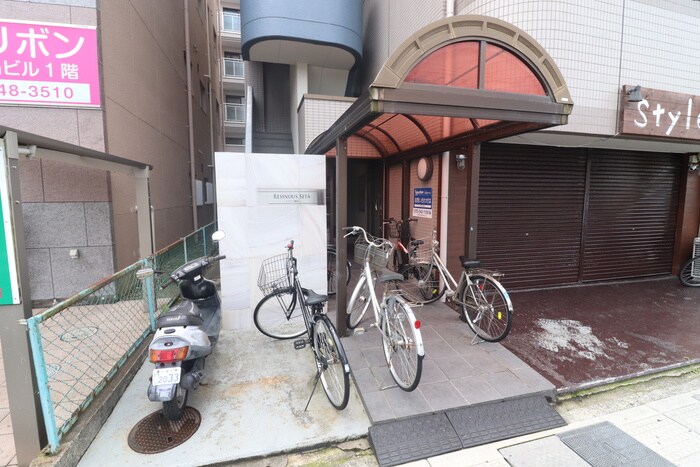 物件外観写真3　(エントランス部分)