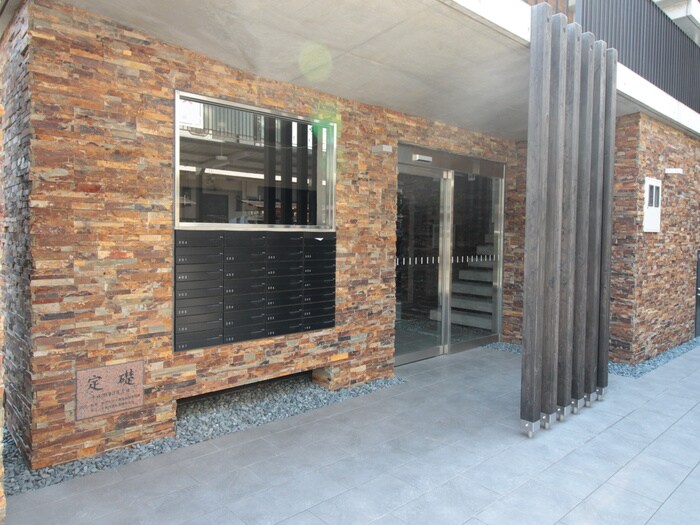 物件外観写真2　(エントランス部分)