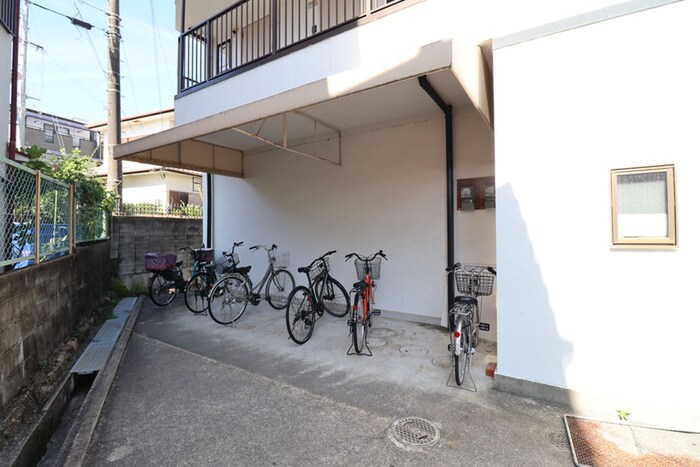 物件外観写真4　(駐輪場)