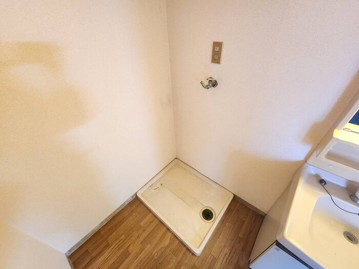 物件内観写真13　(洗濯機置場)