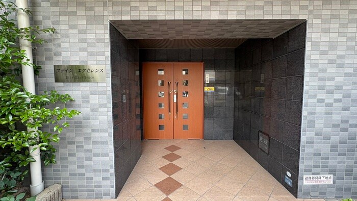 物件外観写真3　(エントランス部分)