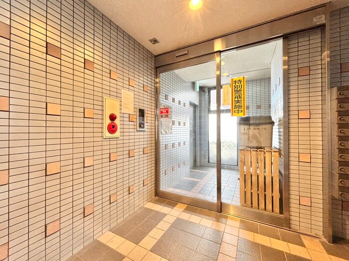 物件外観写真3　(エントランス部分)