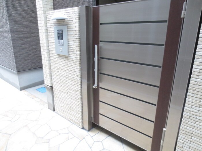 物件外観写真2　(エントランス部分)