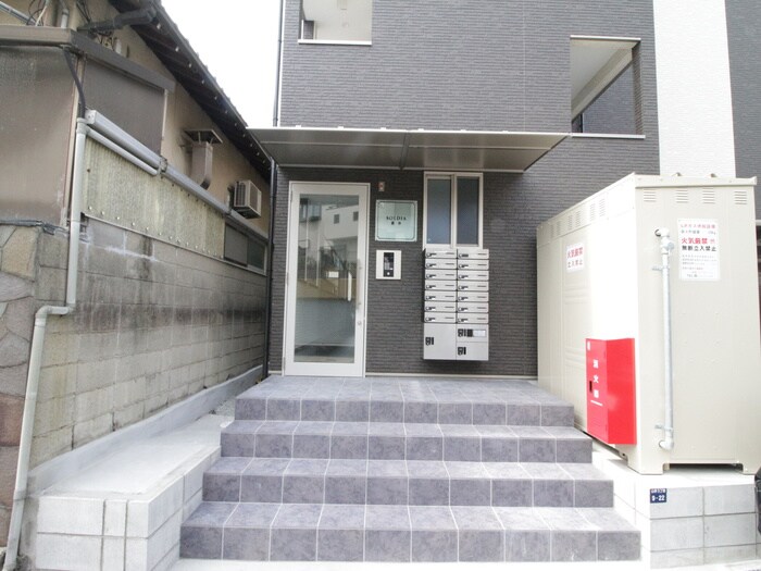 物件外観写真3　(エントランス部分)