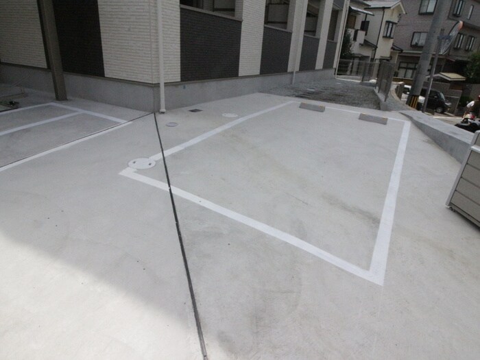 物件外観写真6　(駐車場)