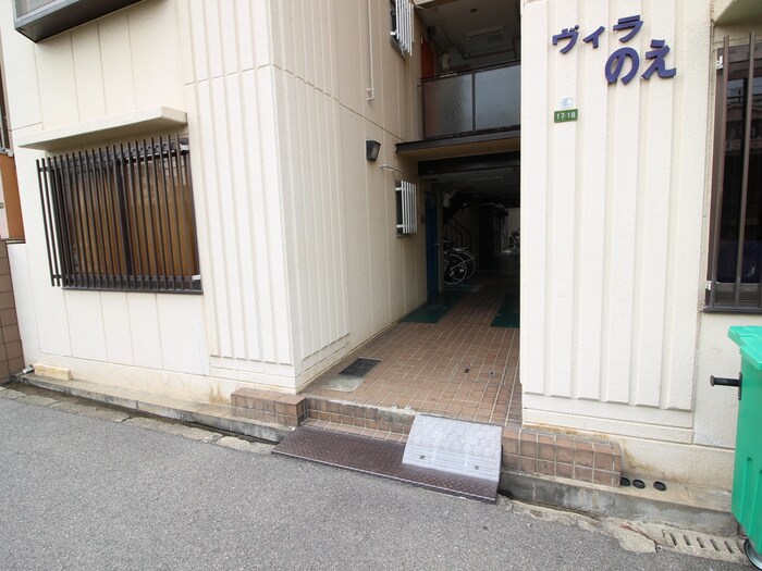 物件外観写真6　(エントランス部分)