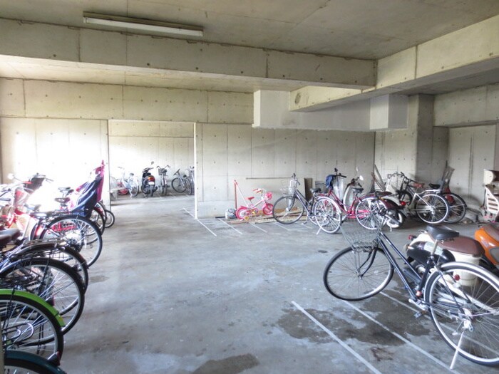 物件外観写真4　(駐輪場)