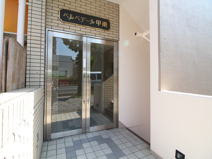 物件外観写真4　(エントランス部分)