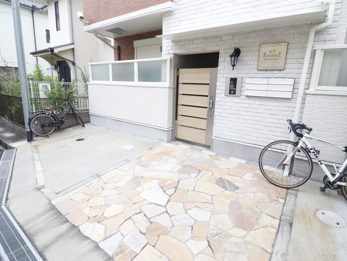 物件外観写真2　(エントランス部分)