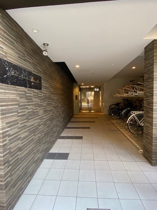 物件外観写真4　(エントランス部分)