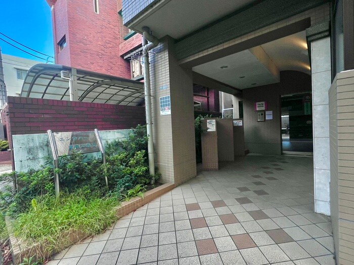 物件外観写真2　(エントランス部分)