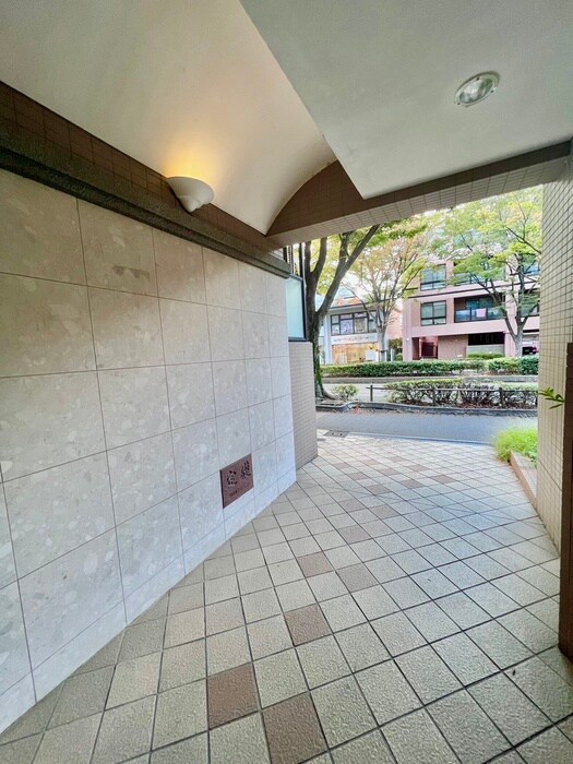 物件外観写真5　(エントランス部分)