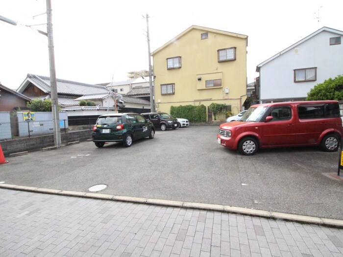 物件外観写真6　(駐車場)