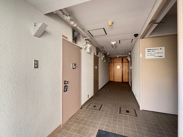 物件外観写真2　(エントランス部分)