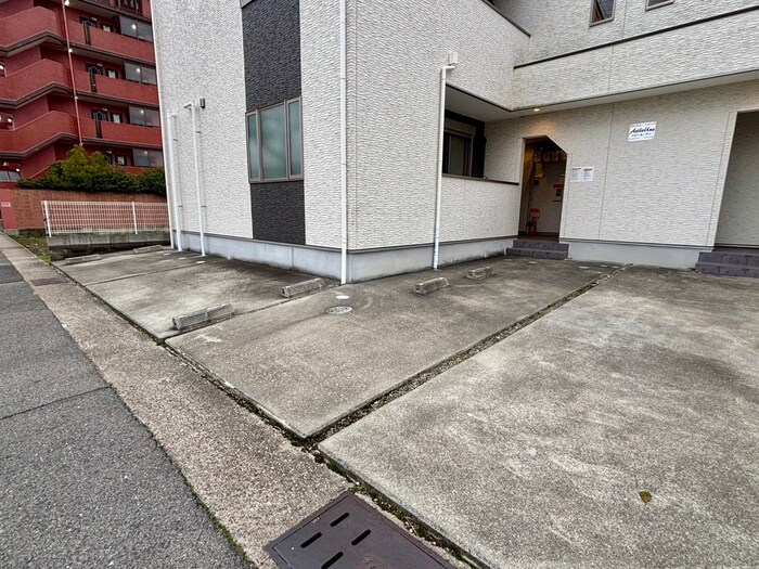 物件外観写真5　(駐車場)