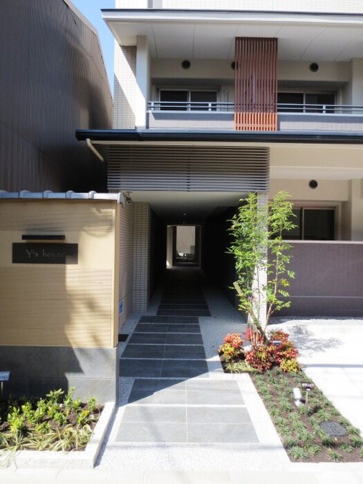 物件外観写真3　(エントランス部分)