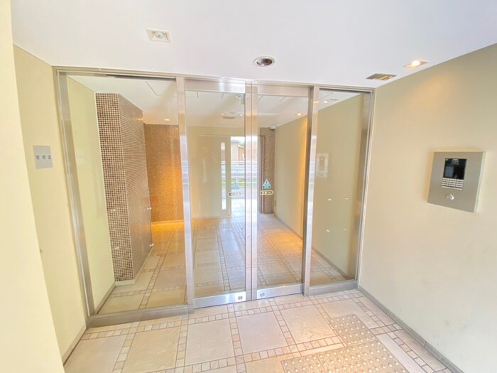 物件外観写真2　(エントランス部分)