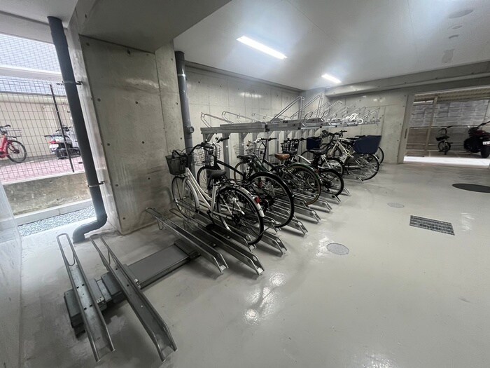 物件外観写真4　(駐輪場)