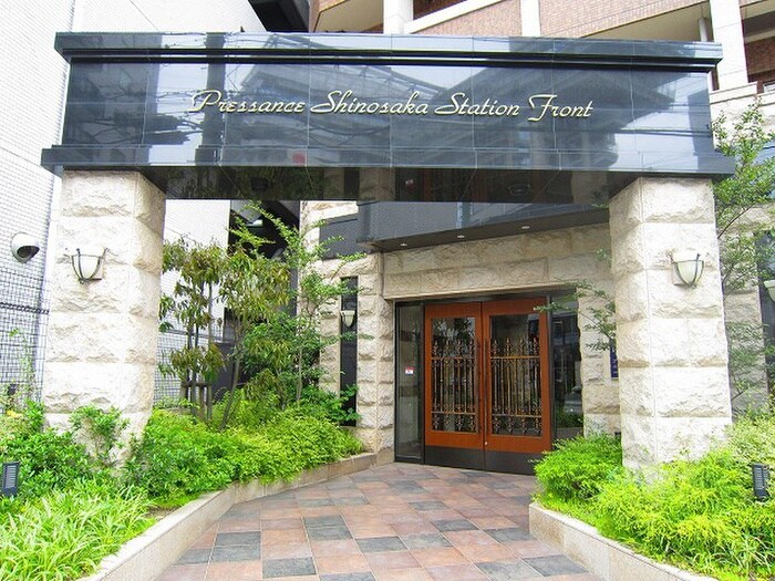 物件外観写真2　(エントランス部分)