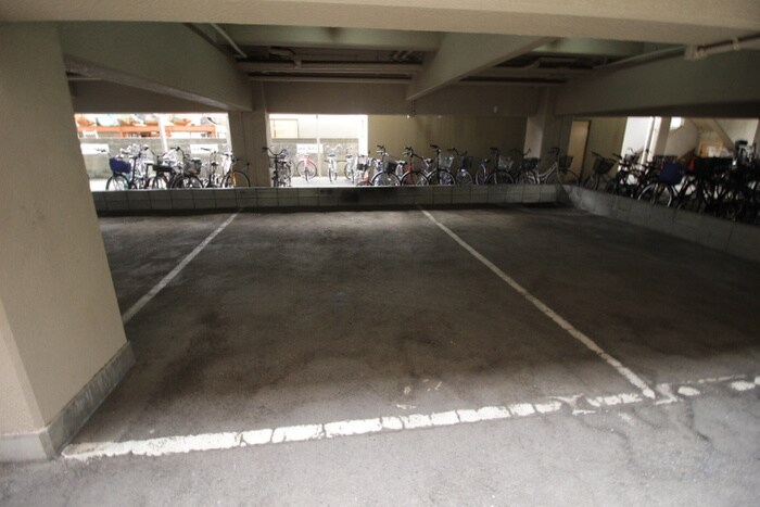 物件外観写真3　(駐車場)