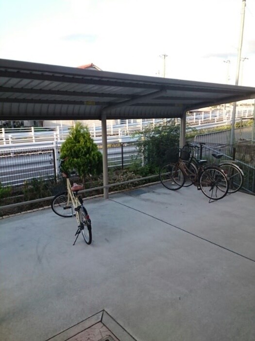 物件外観写真5　(駐輪場)