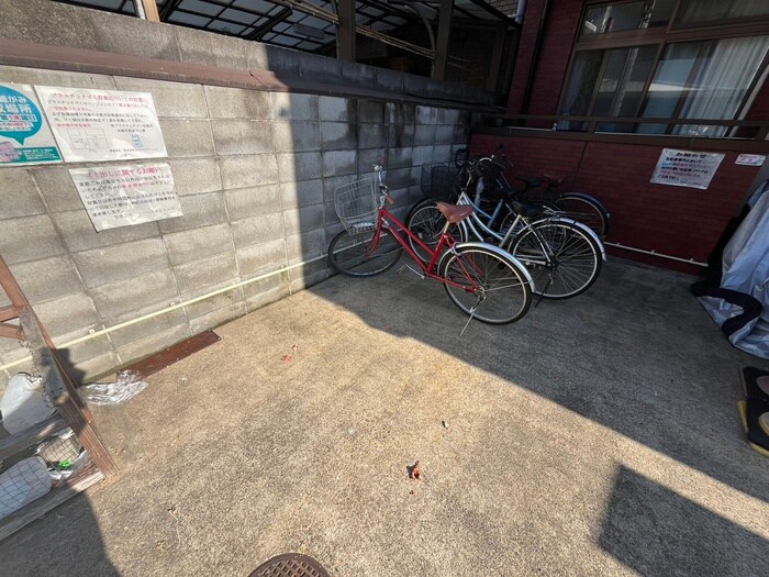物件外観写真3　(駐輪場)