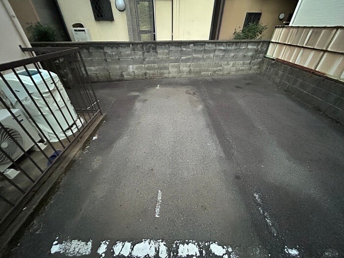 物件外観写真3　(駐車場)