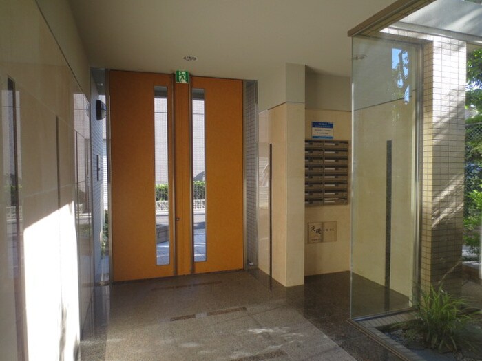 物件外観写真2　(エントランス部分)