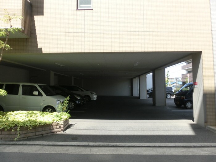 物件外観写真3　(駐車場)