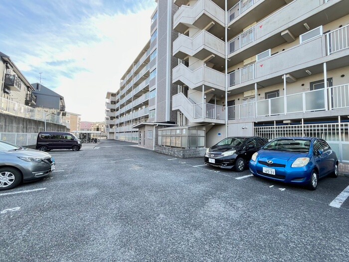 物件外観写真2　(駐車場)