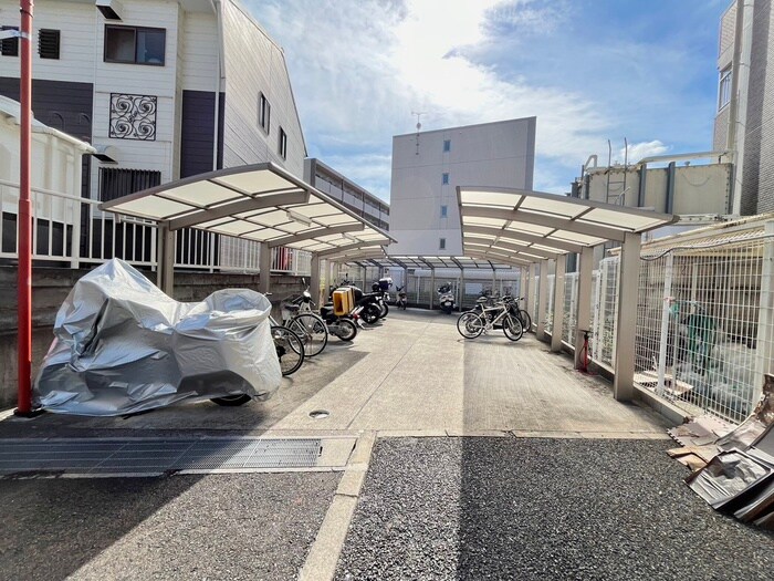 物件外観写真5　(バイク置き場)