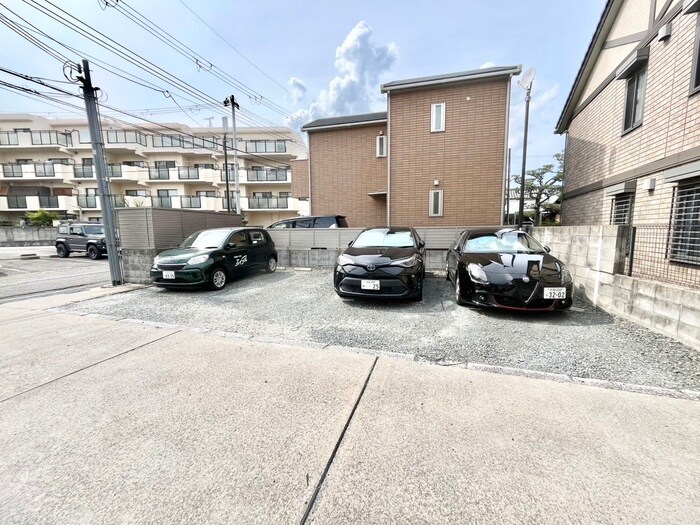 物件外観写真2　(駐車場)