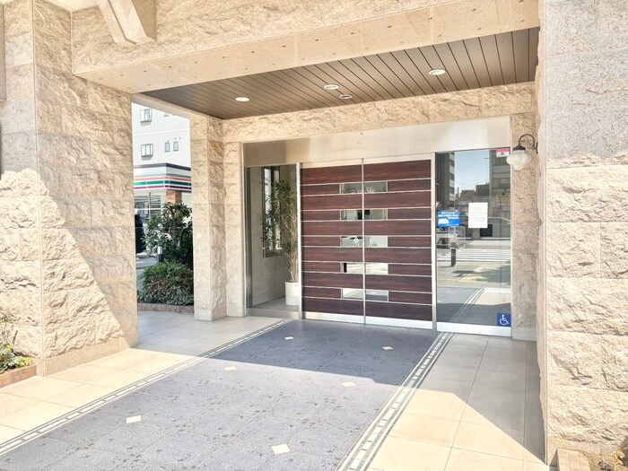 物件外観写真5　(エントランス部分)