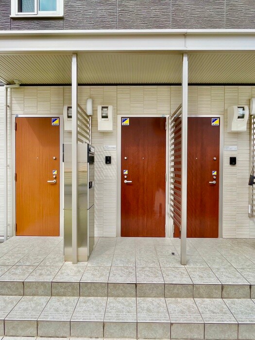 物件外観写真3　(エントランス部分)