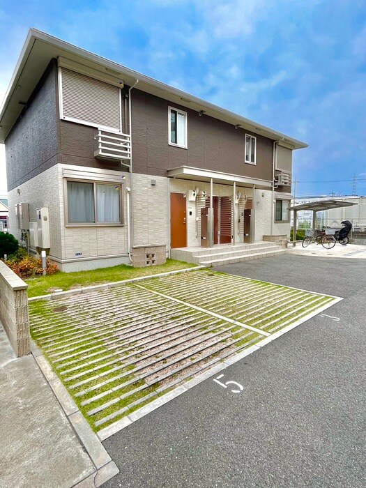 物件外観写真4　(駐車場)