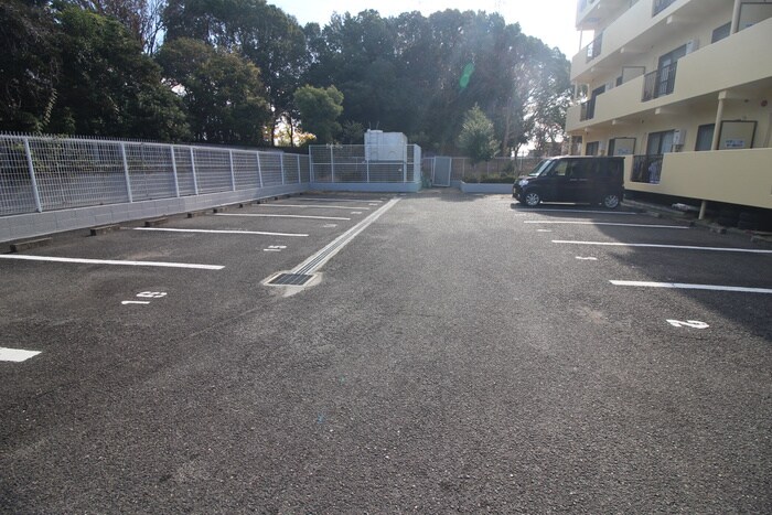 物件外観写真3　(駐車場)