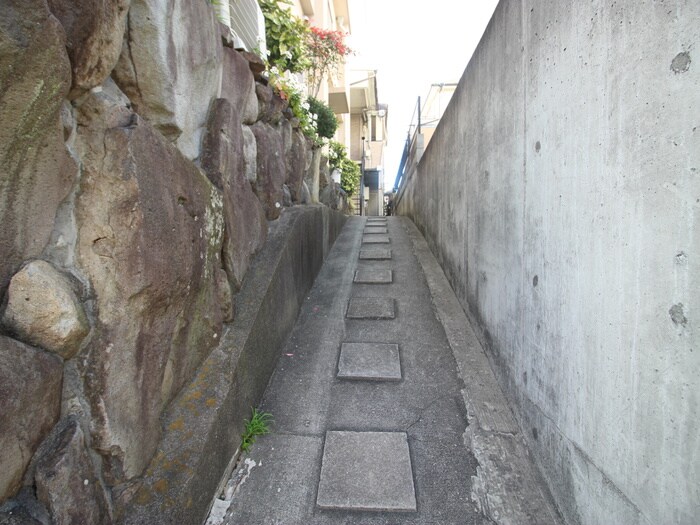 物件外観写真6　(エントランス部分)