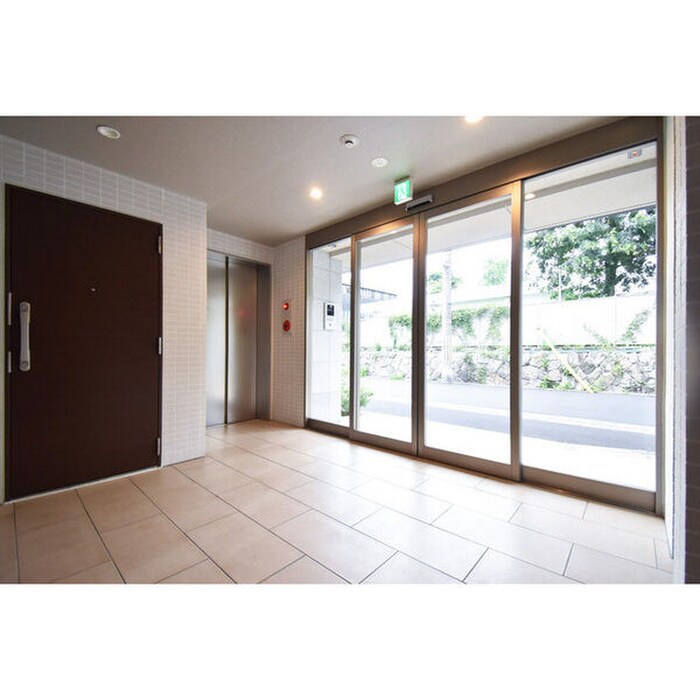 物件外観写真2　(エントランス部分)