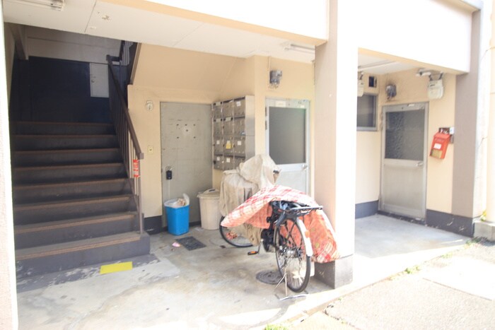 物件外観写真5　(エントランス部分)