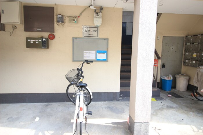 物件外観写真6　(エントランス部分)