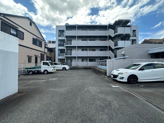 物件外観写真4　(駐車場)