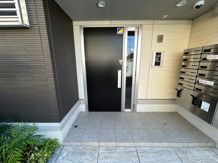 物件外観写真6　(エントランス部分)