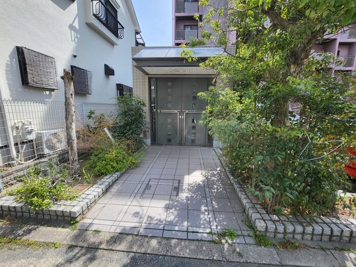 物件外観写真3　(エントランス部分)